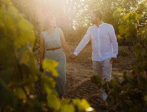 Una pareja paseando en un viñedo del Penedés