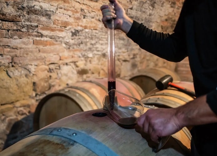 Cata directamente de la barrica en La Bodeguita Escondida