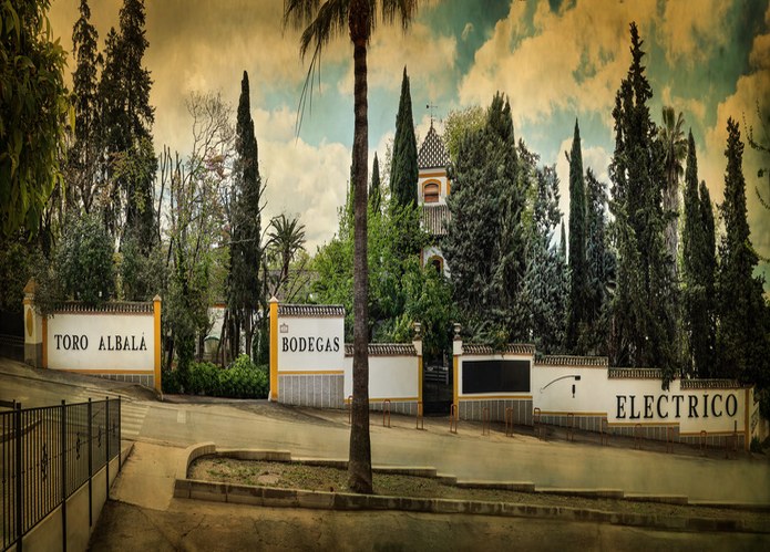 Fachada histórica de Bodegas Toro Albalá en Montilla-Moriles