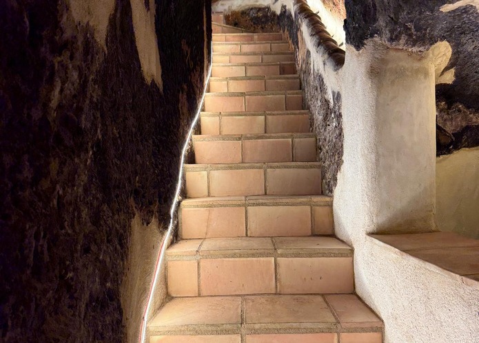 Escaleras de la bodega subterránea de Bodega Luis Medina