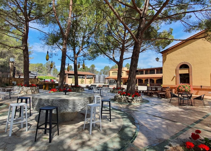 Terraza y entorno de Celler Kripta en el Penedès