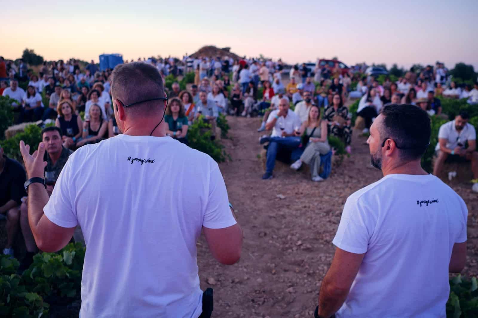 Público disfrutando del evento en viñedo