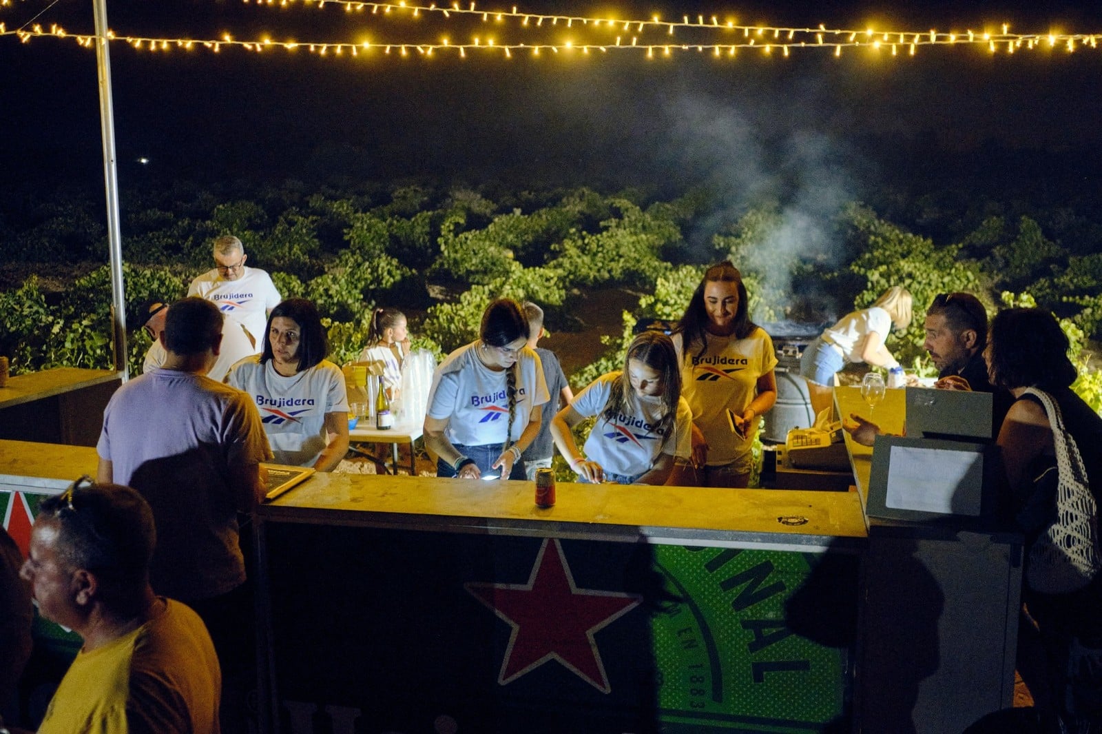 Barra de bebidas en evento al aire libre