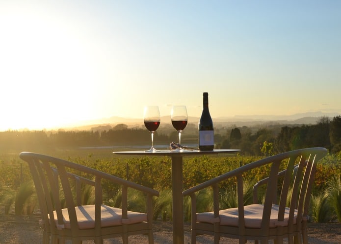 Cata de vinos Costa Brava al atardecer en Mas Geli