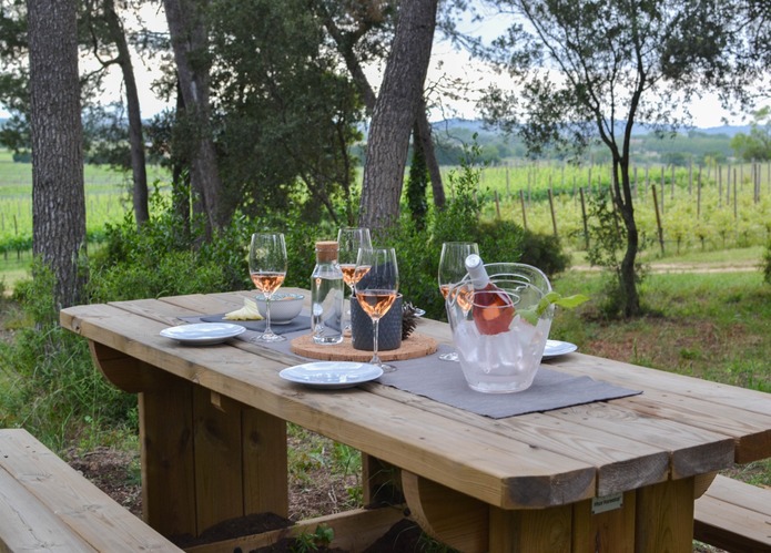 Degustación de vinos con productos KM0 al atardecer en Mas Geli Empordà