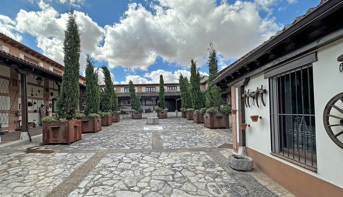 Patio castellano tradicional de Bodegas Mocén en Rueda