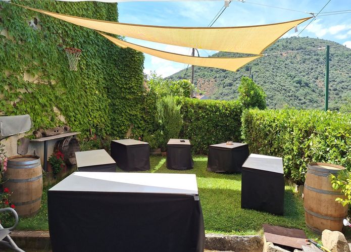 Terraza exterior para degustación de vino en Bodega Vínculo Serrano